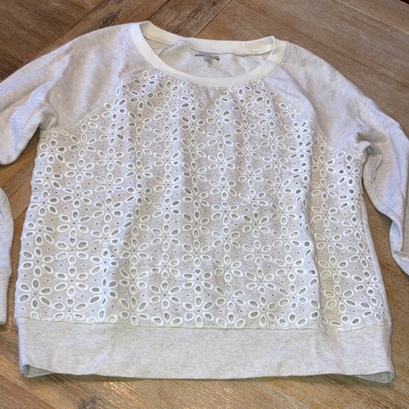 🛍️🛍️ 3 for $5. Adorable floral cutout sweatshirt - Picture 5 of 8